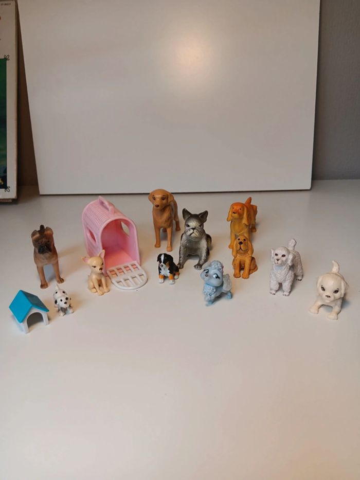 Lot figurines de chien avec accessoires taille 10cm pour la plus grande