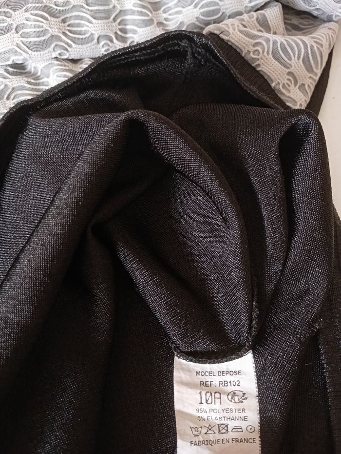 Robe sans manche . 10 ans .Noir brillant et bande dentelle . Polyester élasthanne. Très bon état . - photo numéro 9