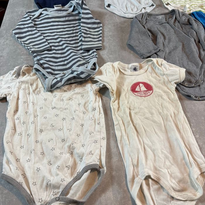 Lot 9 bodies 12 mois - photo numéro 3