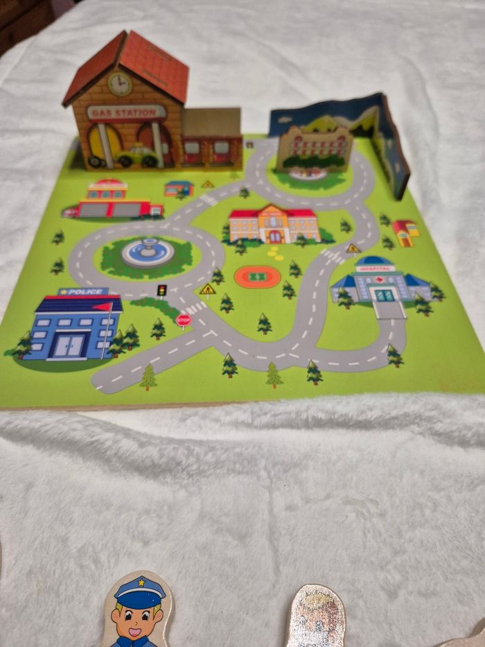 Circuit en bois + 11 figurines en bois - photo numéro 3