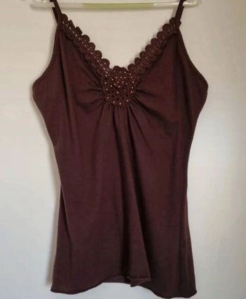 Top marron à bretelles et rosace en crochet