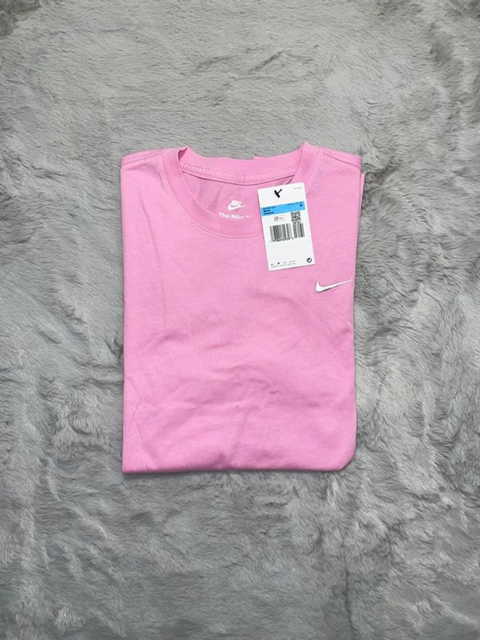 T-shirt Nike rose logo brodé blanc 🩷 Taille M