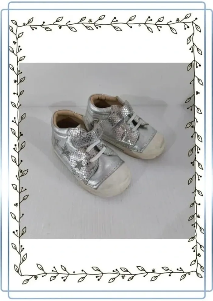 Chaussures argenté chicco, taille 21, bon état mais traces d'usures