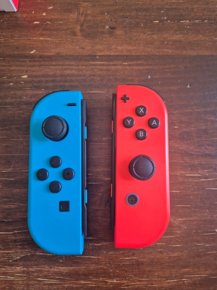 Lot 2 manettes nintendo switch joycons rouge et bleu