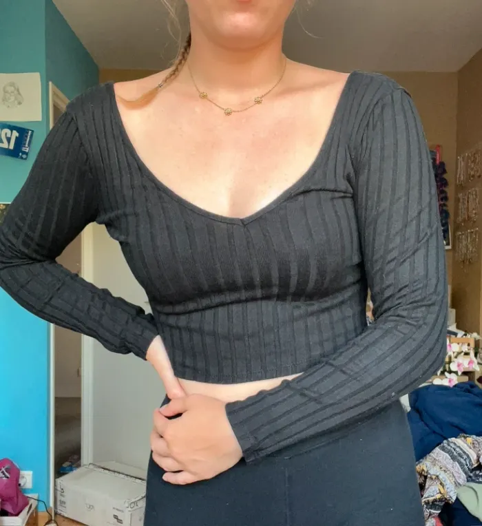 Crop top noir manches longues Bershka T.M – porté 1 fois - photo numéro 2