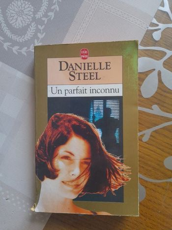 Livre de Danielle Steel "Un parfait inconnu"