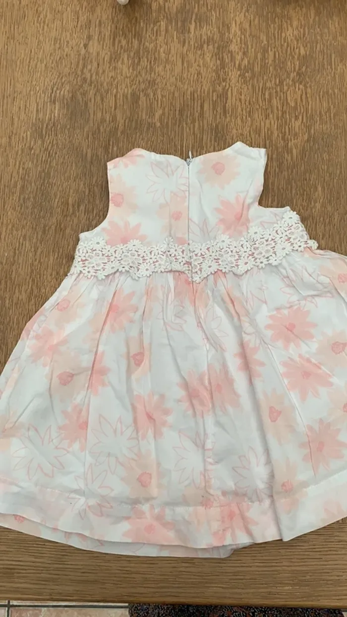 Robe blanche et rose 12 mois - photo numéro 4