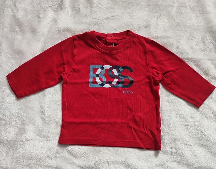 Tee shirt manches longues rouge Hugo Boss taille 6 mois