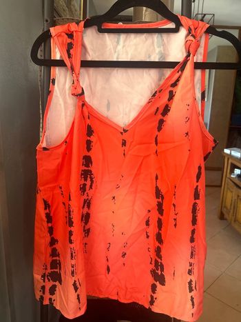 Débardeur orange et noir