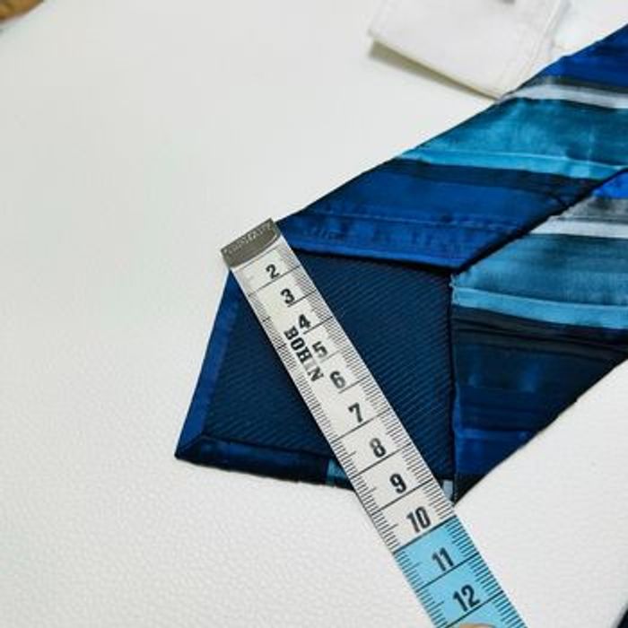 Cravate à rayure plissée - bleu marine noir satinée - 10 cm - très bon état - photo numéro 3