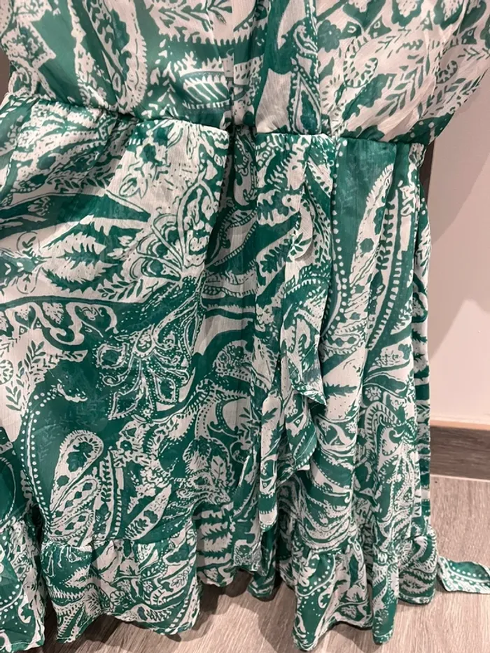 Robe verte et blanche froufrous - photo numéro 2