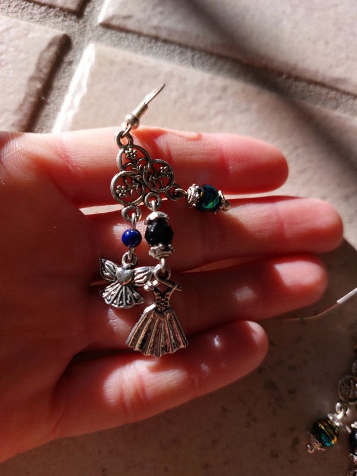 Boucles d'oreilles artisanales pendantes argentées - photo numéro 3