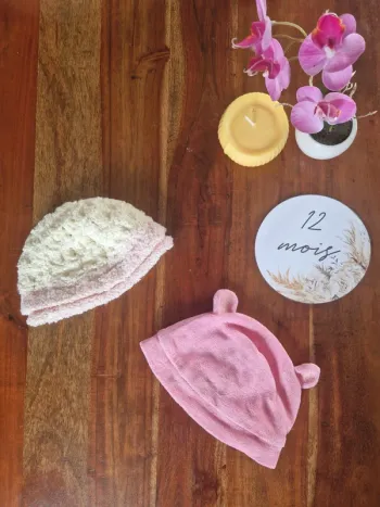 Lot de deux bonnets 12 mois