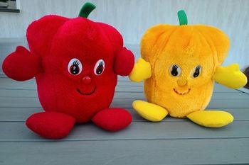 Lot de 2 peluche poivrons rouge et jaune