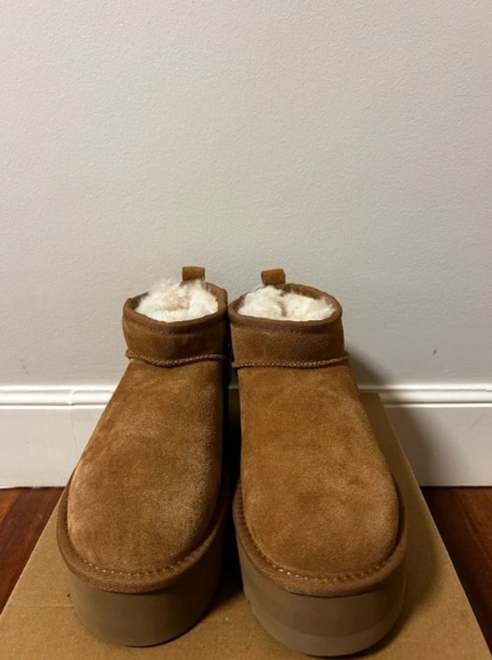Bottes de neige courtes à talons hauts UGG, pointure 39 - photo numéro 3