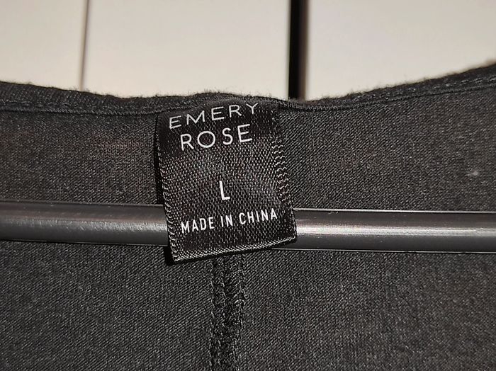 Haut noir fluide sans manches avec décors boutons - Emery Rose - photo numéro 3