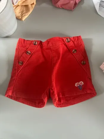 Short fille