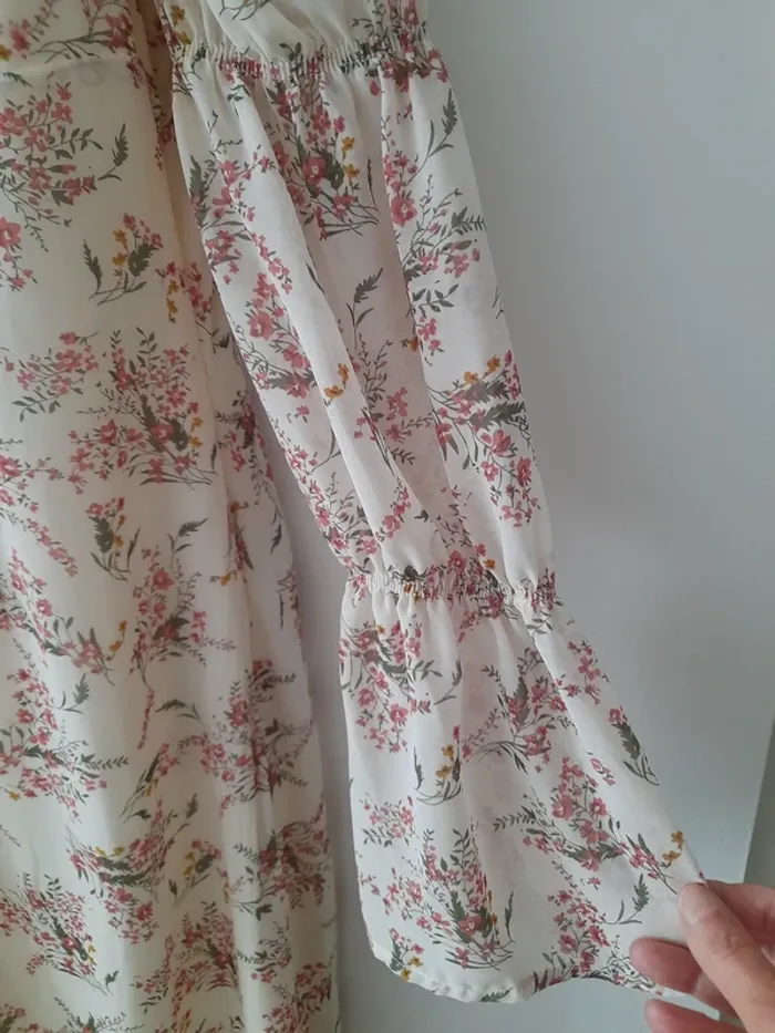 Robe longue forme cintrée et joli décolleté - photo numéro 3