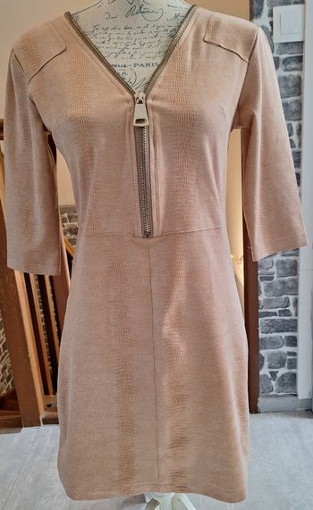 Robe au toucher peau de pêche au col zippé à l'imprimé serpent rose gold