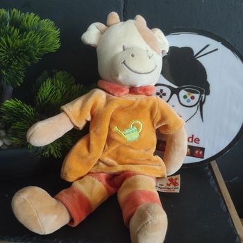 Doudou peluche vache orange arrosoir vert Nicotoy t-shirt pantalon beige marron