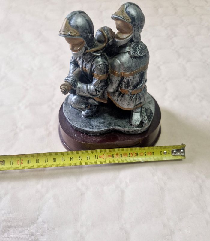 Figurine , statue , trophée , représentant 2 pompier - photo numéro 6