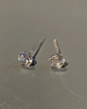 boucles d’oreilles Adopt’ Strass pierre blanche au centre Structure tige transparente