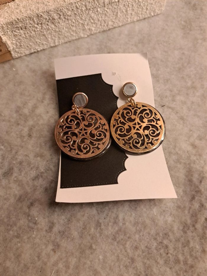 Boucles d'oreilles pendante ronde noir gris doré - photo numéro 6