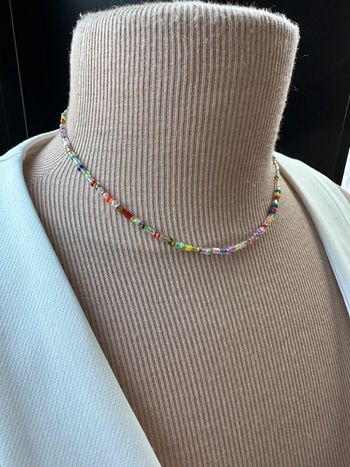 Collier ras de cou en perles multicolore avec chaînette réglable