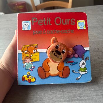 Livre petit ours joue à cache cache