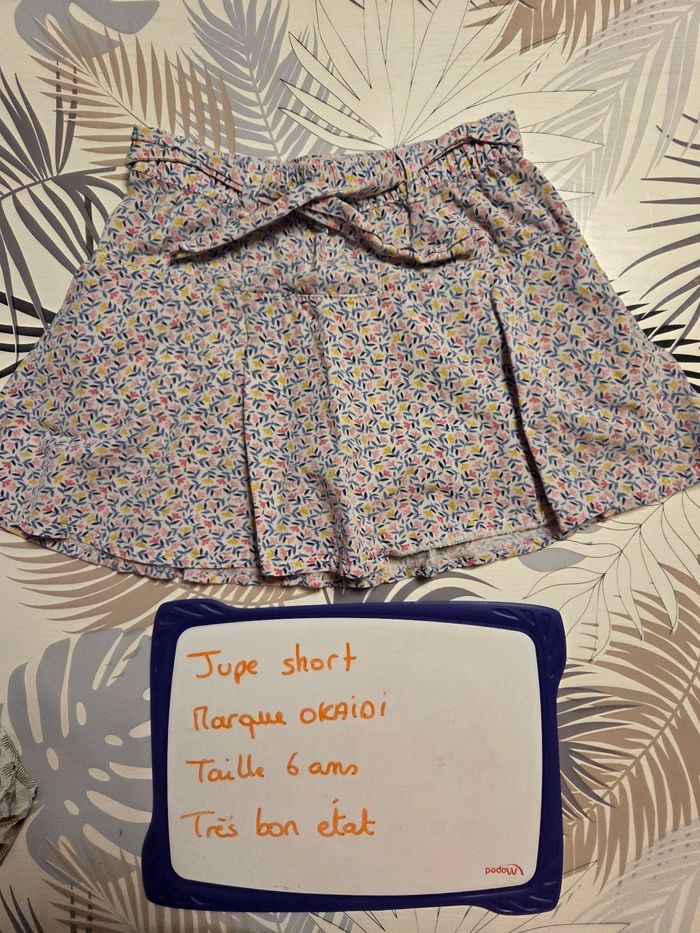 Jupe short dessin fleurs
