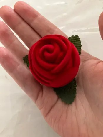 Écrin en forme de rose pour bague en velours rouge