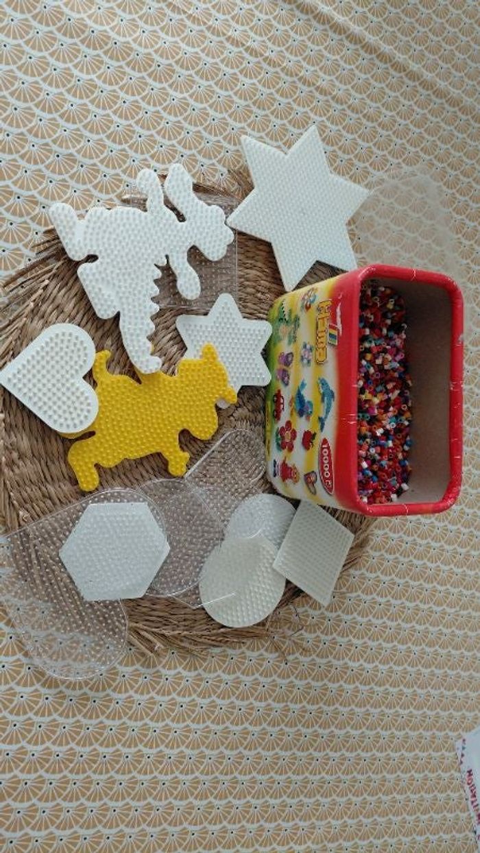 Lot perles à repasser et 14 supports