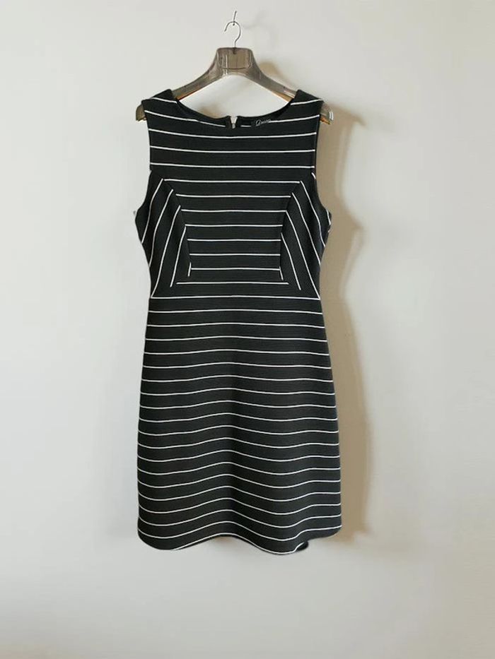 Robe Dresses Yessica (C&A) noire à rayures blanches, coupe droite, allure graphique et chic