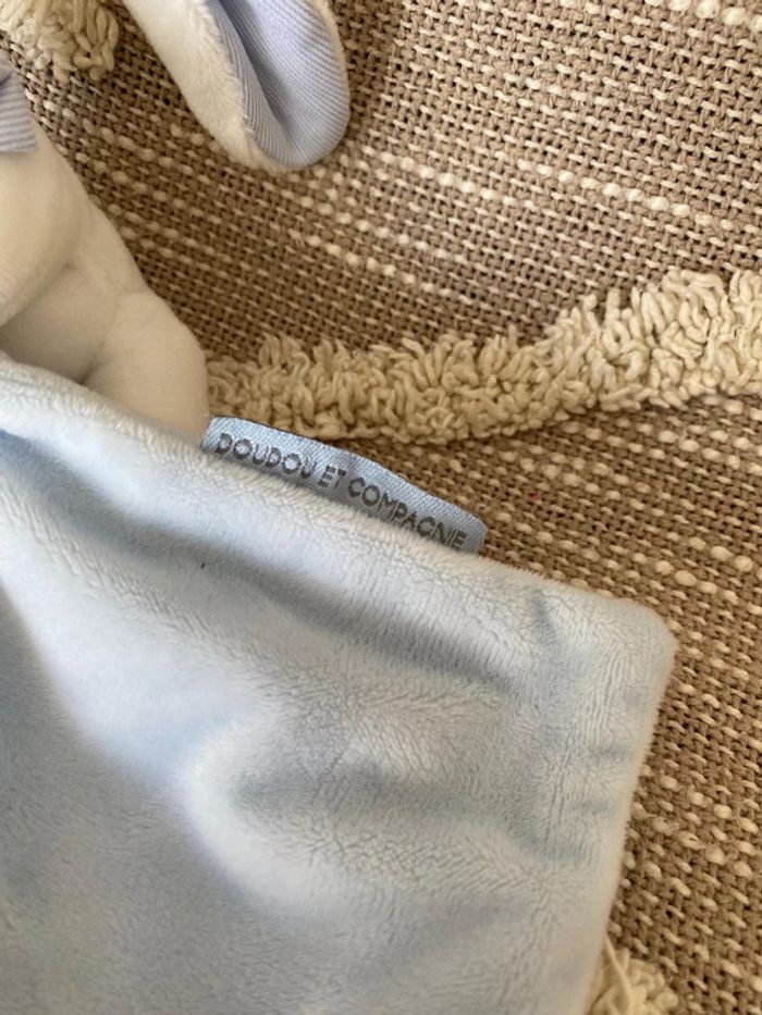 Peluche doudou et compagnie mouchoir 11cm lapin blanc et bleu parfait état - photo numéro 5