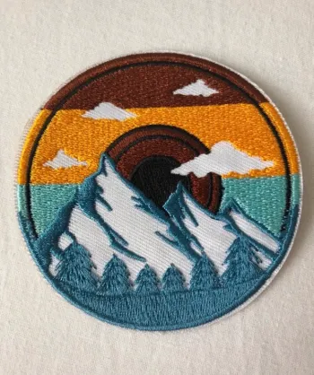 Écusson patch brodé montagne Neuf