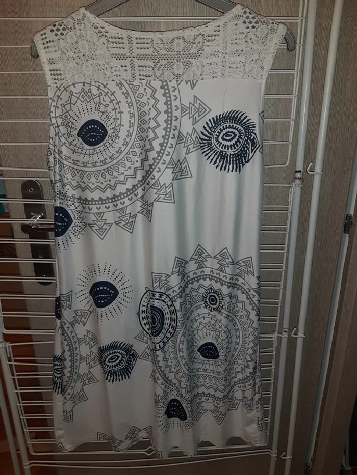 Jolie robe/ tunique blanche - photo numéro 2