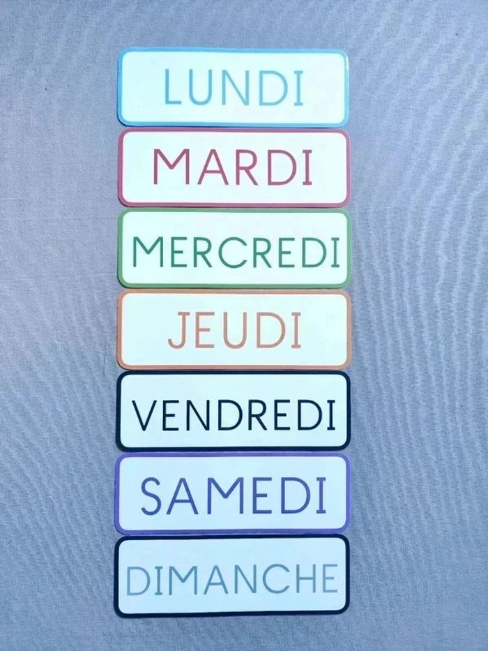 Pancartes des jours de la semaine en majuscule