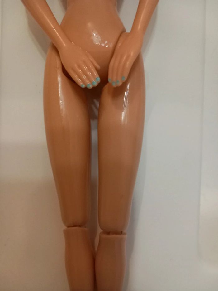 Barbie articulée avec vernis vintage - photo numéro 2