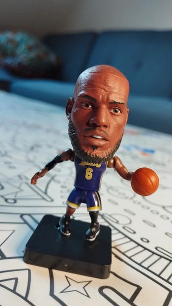 Petite figurine basketball NBA neuve LeBron James Los Angeles Lakers maillot violet