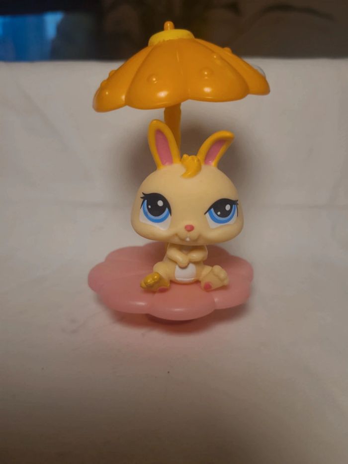 lapin petshop avec sa petite table et son parasol