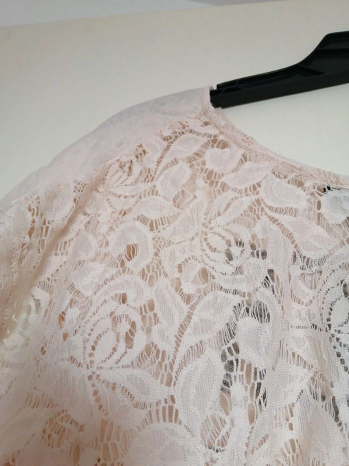 Voici un haut beige/rose clair en dentelle dans le dos taille M marque G-maxx - photo numéro 12