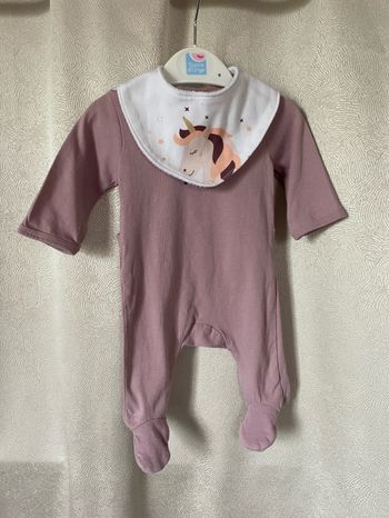 Un pyjama d’été et un bavoir 1 mois Kiabi