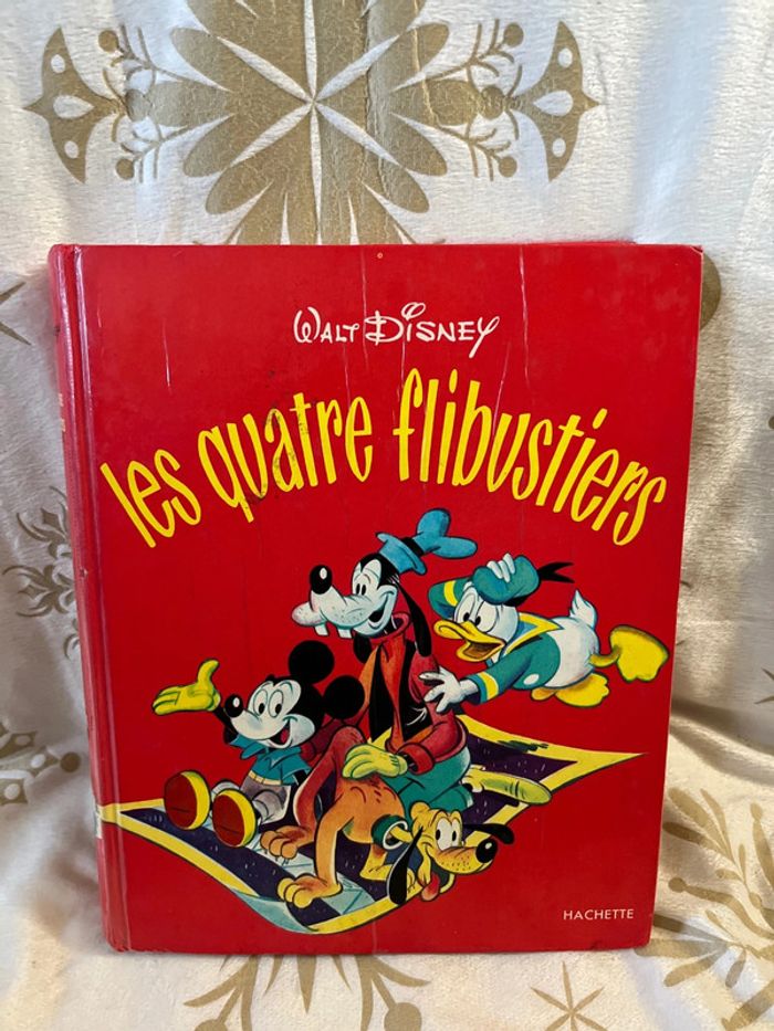 Livre vintage Walt Disney Les quatre flibustiers