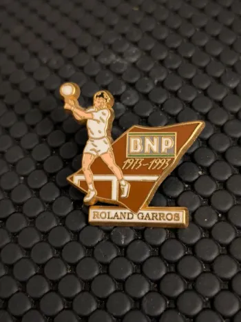 Pin's  tennis Roland Garros BNP signé Arthus Bertrand
