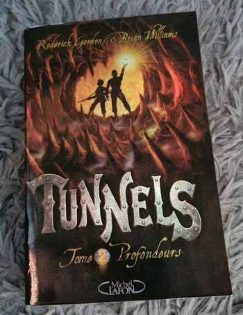 Roman Tunnels :Profondeurs tome 2 (éditeur d'Harry Potter)
