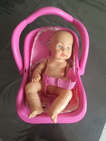 Bébé dans son cosy