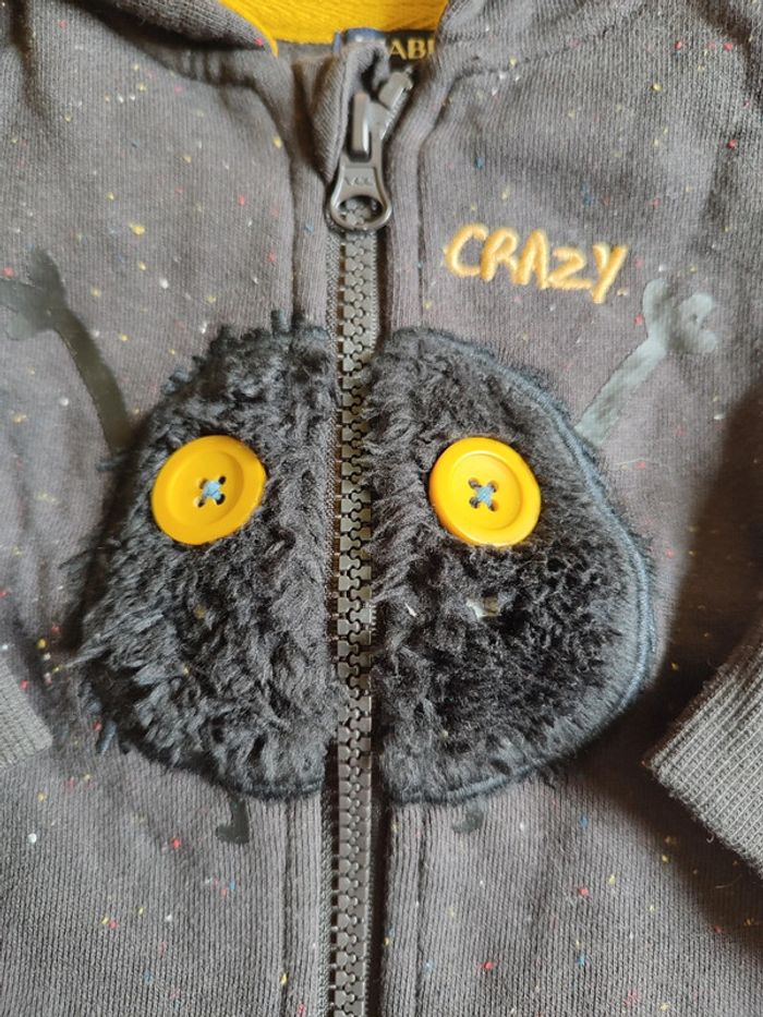 Sweat à capuche zippé noir "moucheté" et jaune neuf Kiabi en 3M - photo numéro 4