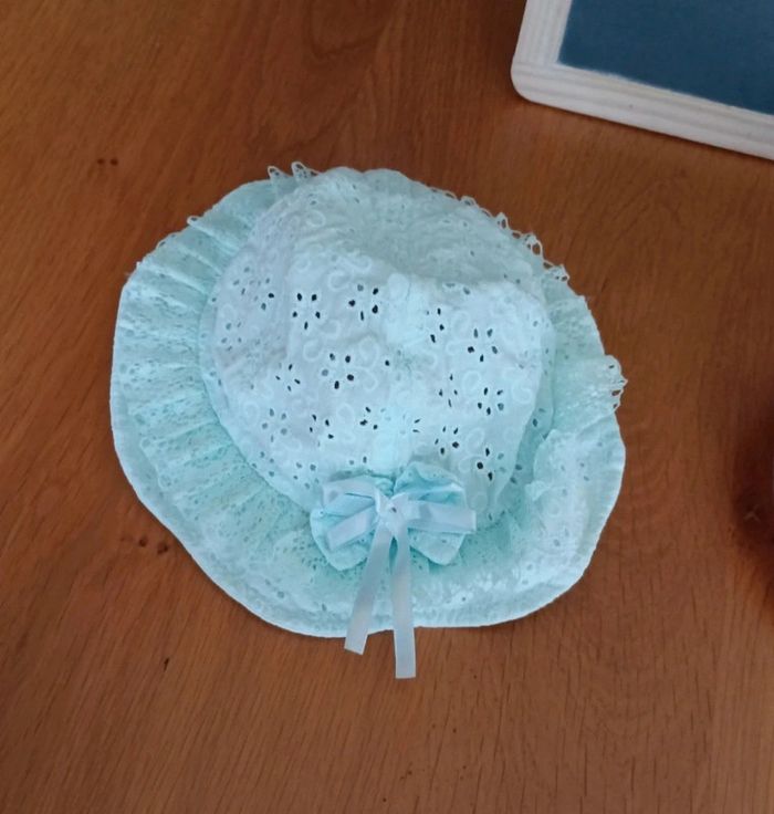 Lot de 2 chapeaux taille 6 mois en très bon état - photo numéro 2