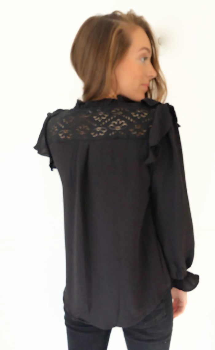 🌟 Blouse noir avec décolleté en broderie et volant - photo numéro 3