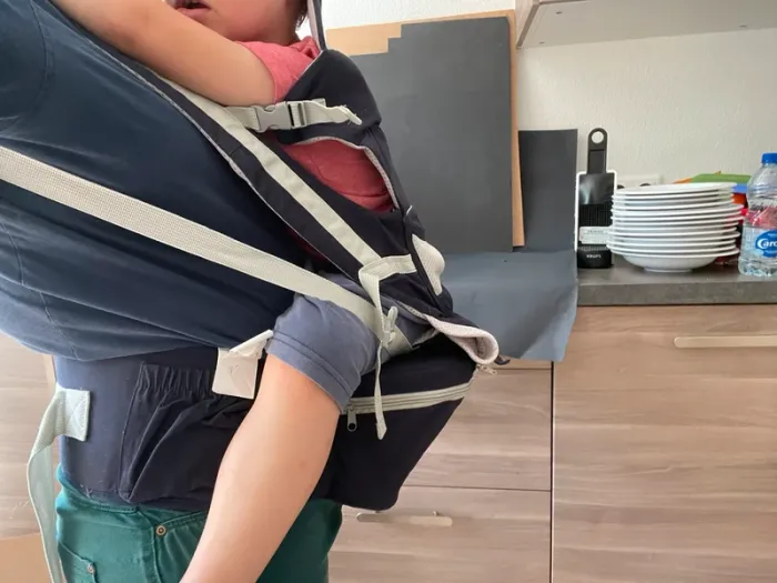 Porte bébé très grand avec support pour enfant et scratch au niveau de la taille - photo numéro 2